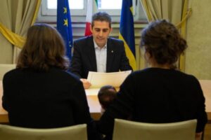 Sulla geniale risposta di Federico Pizzarotti al vescovo anti-gay di Parma