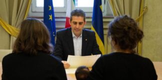 Federico Pizzarotti firma quattro atti nascita di figli di coppie dello stesso sesso nati a Parma