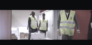 Parma, migranti volontari distribuiscono materiali scolastici nelle scuole