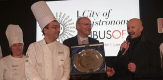 L’assessore Cristiano Casa consegna un premio al Parma Quality Restaurants