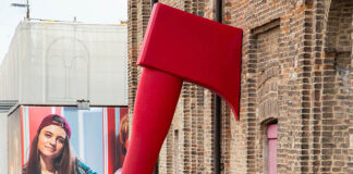 In piazza Garibaldi l’accetta per dire no al riscaldamento globale