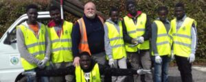 Una squadra di migranti volontari a Collecchio per prendersi cura del territorio