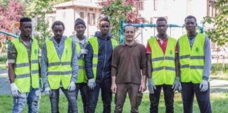 Migranti di Svoltare collaborano per sistemare il parco di Villa Parma