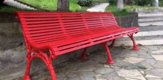 Panchine rosse, arcobaleno, simboli e politica. Chi si accontenta…