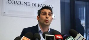 Insomma Sindaco Pizzarotti, si assuma le colpe di tutti i mali di Parma e diamoci un taglio