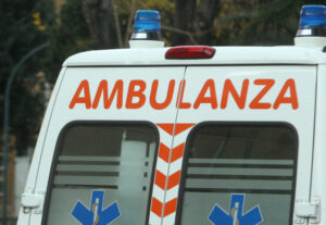 Si getta nel Taro per soccorrere il figlio, ma è trascinato via