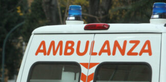 Si getta nel Taro per soccorrere il figlio, ma è trascinato via