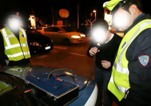 Ubriachi al volante nel sabato sera estivo: fermati a Parma due conducenti che cercano la fuga