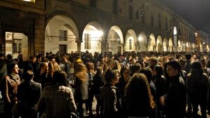 Certo, se si invoglia all’acquisto col cashback e si invita ad uscire per comprare, poi non ci si lamenti se la gente esce