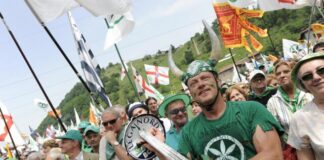 Leghisti ed estrema destra all’assalto di Pizzarotti manifestano con la scusa di svoltare (in pieno DPCM)