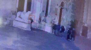 Polizia Locale: individuato il responsabile del danneggiamento dei portali del Duomo e del Battistero. Videonotizia