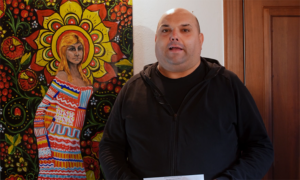 Grande presenza di pubblico per Dipinti Bugiardi, ora i quadri in piattaforma per l’asta benefica. Il video