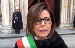 La Lega denuncia la “vile vandalizzazione” dell’auto della Sindaca di Piacenza