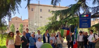 Maria Pia Garavaglia consegna la Costituzione ai candidati della Lista Michele Guerra Sindaco