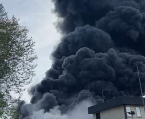 Incendio in via Emilio Lepido. Terminate le misure precauzionali