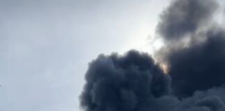 Incendio nella zona commerciale di Parma di fronte all’ex Salamini