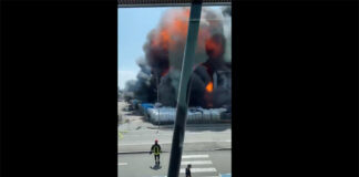 Fidenza, a fuoco un magazzino di plastica