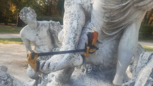 Ricomposto il piede della copia del gruppo del Sileno al Parco Ducale