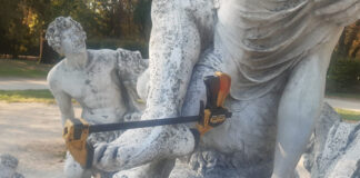 Ricomposto il piede della copia del gruppo del Sileno al Parco Ducale