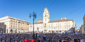 Parma, città contro la violenza verso le donne. In migliaia al corteo per la Giornata Internazionale per l’eliminazione della violenza contro le donne