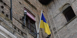 La bandiera ucraina esposta in municipio in occasione dell’anniversario dell’indipendenza