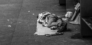 Una linea nera che parla all’Italia di disprezzo e colpevolizzazione delle povertà