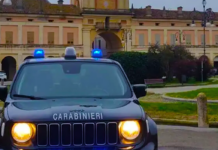 Irrompe in casa e aggredisce il residente aggredendolo con un tombino